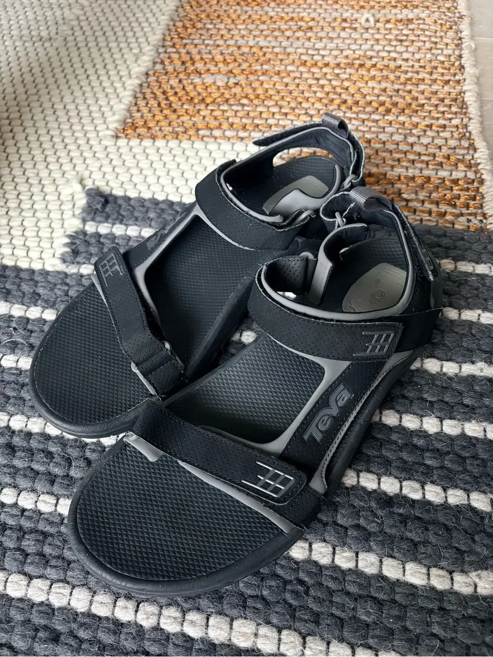 Teva Men's Minam sandals in Black | size 12 | like new